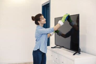 ¿Pantalla del televisor con polvo y huellas? Método de limpieza que no deja rayas ni vetas