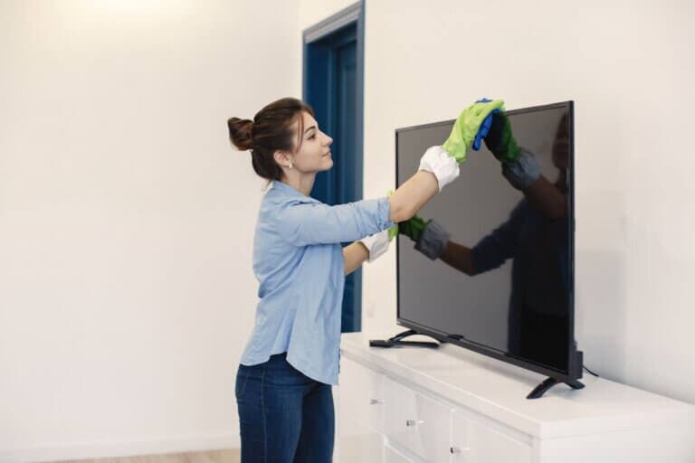 ¿Pantalla del televisor con polvo y huellas? Método de limpieza que no deja rayas ni vetas
