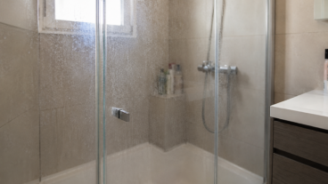Cómo limpiar la mampara del baño para eliminar la cal y suciedad de forma eficaz
