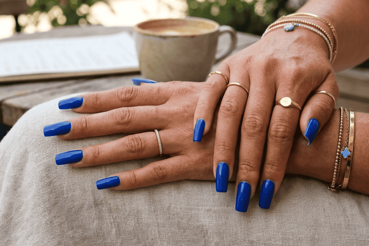 Manicura azul cobalto