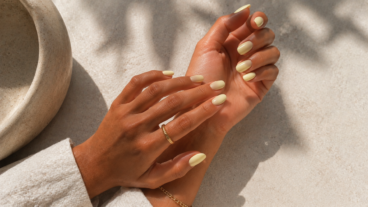 8 colores de esmalte que iluminan las manos y combinan con la piel bronceada