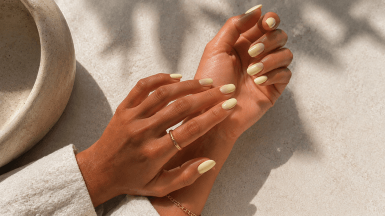 8 colores de esmalte que iluminan las manos y combinan con la piel bronceada