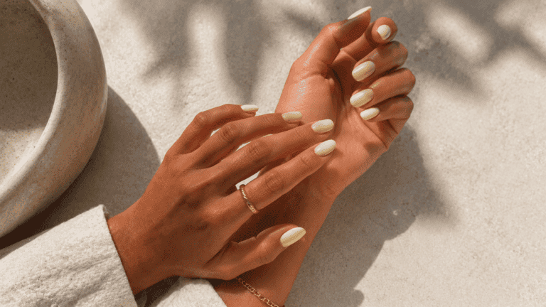 8 colores de esmalte que iluminan las manos y combinan con la piel bronceada