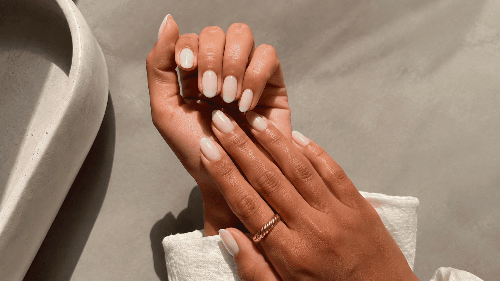 Manicura blanco lechoso