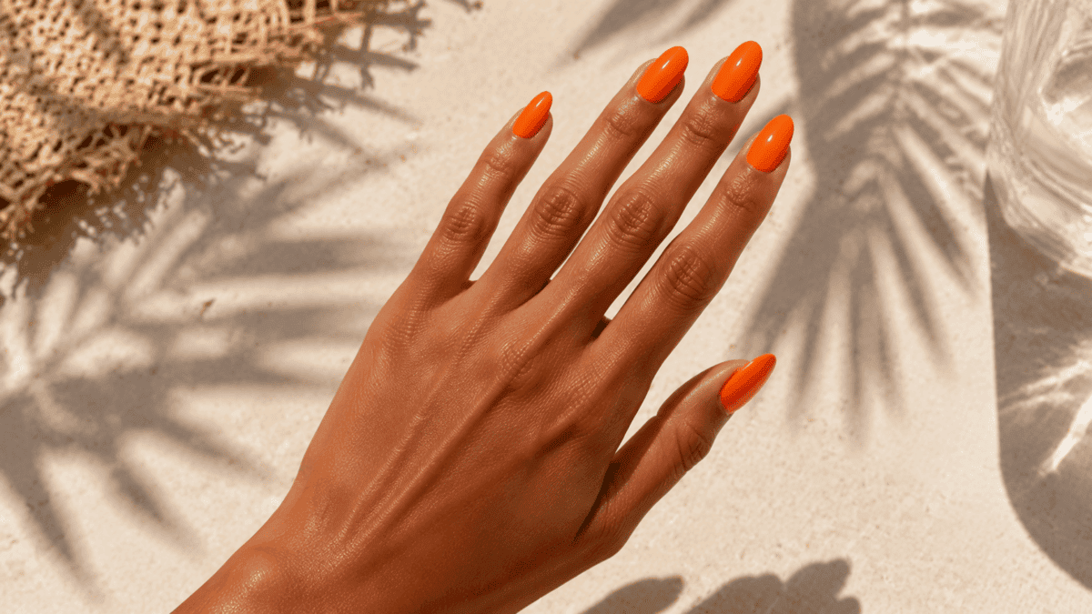 Manicura en tono naranja mandarina