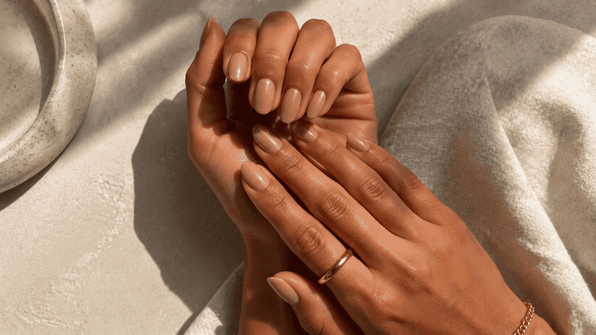 Manicura nude dorado