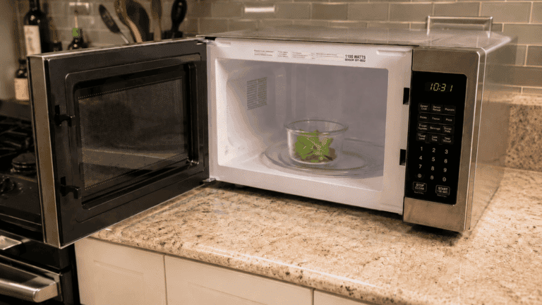 Olor raro en el horno o microondas: cómo usar hojas de menta después de limpiar