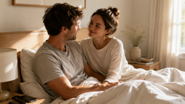 ¿Por qué decirse buenos días antes de mirar el móvil puede mejorar la cercanía con tu pareja?