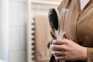 ¿Peine o cepillo? Cómo elegir el correcto para tu tipo de pelo