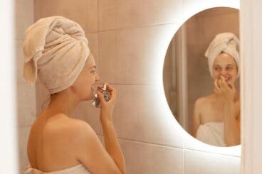 Perfumarse tras la ducha: el truco para oler rico todo el día