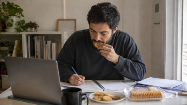 No es solo hambre: 5 razones por las que picoteas más cuando estás aburrido