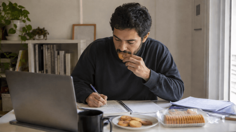 No es solo hambre: 5 razones por las que picoteas más cuando estás aburrido
