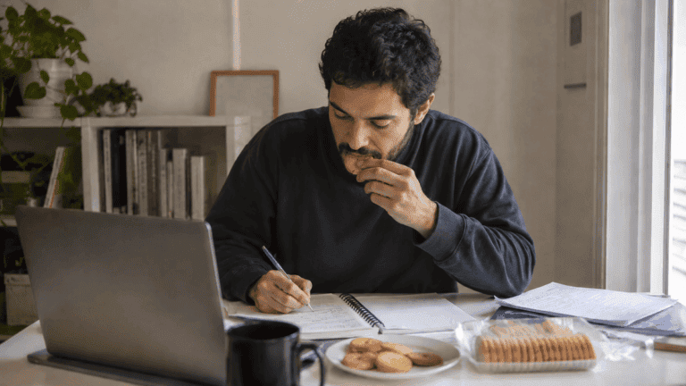 No es solo hambre: 5 razones por las que picoteas más cuando estás aburrido