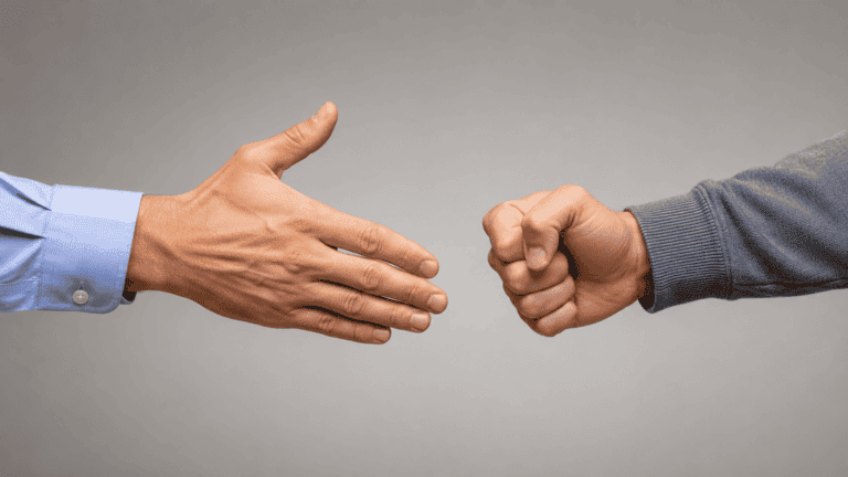 «No se puede dar la mano con el puño cerrado»: la frase que explica por qué cuesta tanto resolver un conflicto