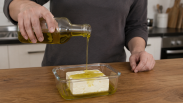 Cómo conservar queso feta abierto: trucos simples para usarlo varios días sin desperdiciarlo