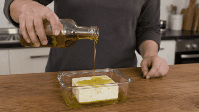 Cómo conservar queso feta abierto: trucos simples para usarlo varios días sin desperdiciarlo