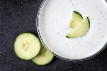 Salsa fría de pepino y yogur: cómo usarla en wraps, verduras y cenas rápidas