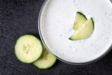 Salsa fría de pepino y yogur: cómo usarla en wraps, verduras y cenas rápidas