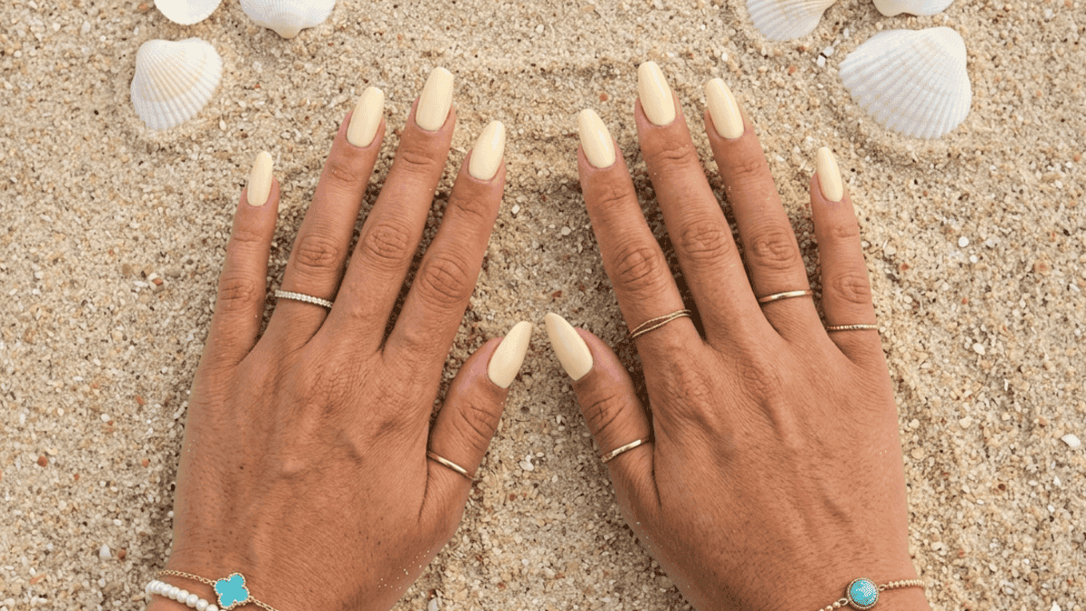 Uñas amarillo mantequilla