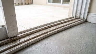 Puertas deslizantes que se quedan pegadas: cómo limpiar los rieles para que vuelvan a correr suaves