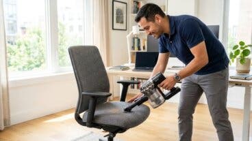 Cómo quitar polvo y manchas del asiento de una silla de escritorio