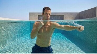7 ejercicios en la piscina para trabajar piernas, brazos y abdomen