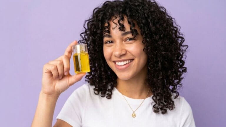 Cabello rizado en verano: cómo usar el sellado para controlar el frizz