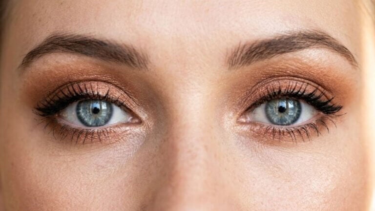 Ojos grises y bronce