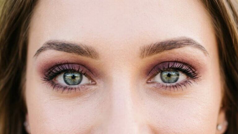 Ojos grises y ciruela