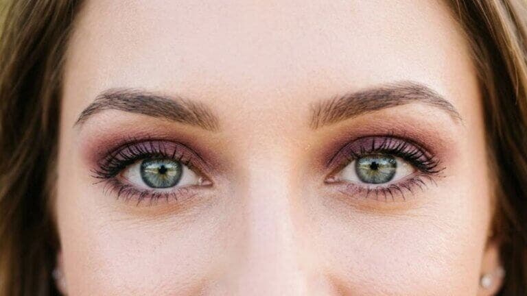 Ojos grises y ciruela