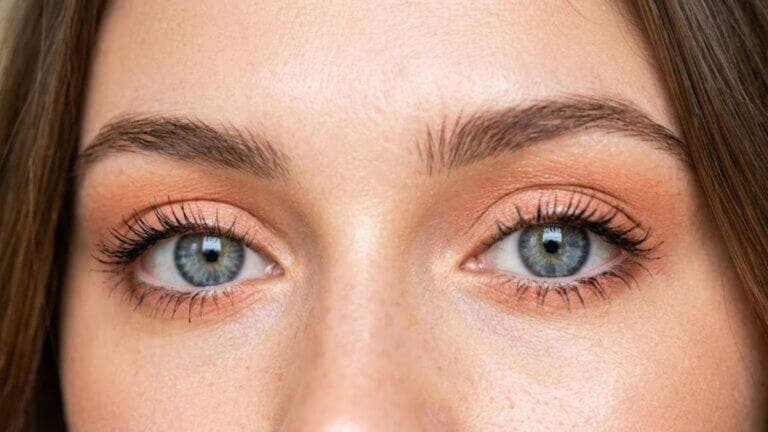 Ojos grises y melocotón