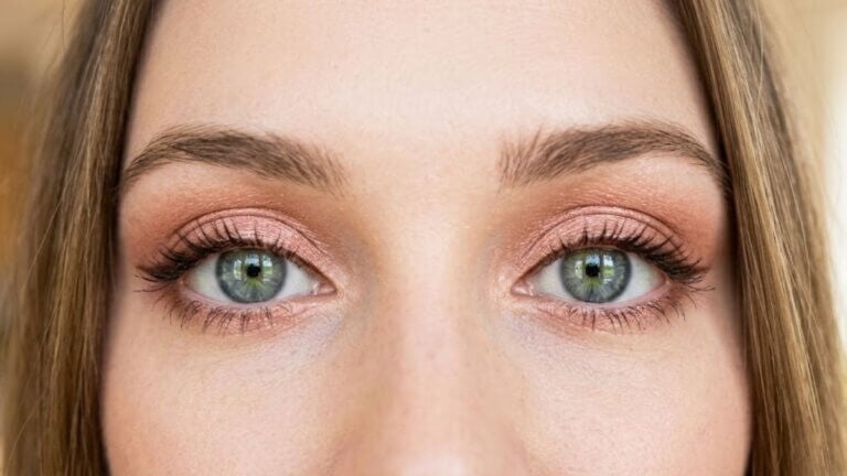 Ojos grises y oro rosa