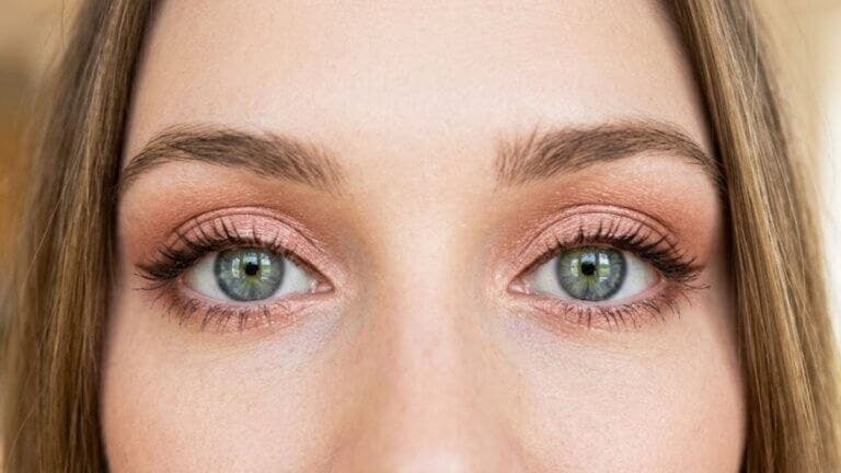 Ojos grises y oro rosa