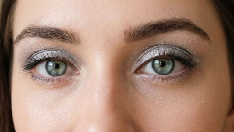 Ojos grises y plata