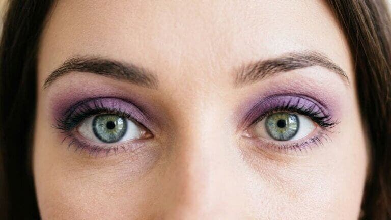 Ojos grises y violeta