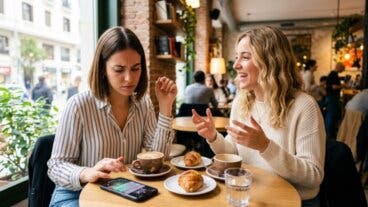 5 razones por las que te cuesta dejar de mirar el celular mientras conversas
