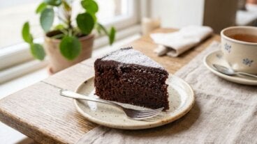 Haz esta torta húmeda de chocolate y café con pocos ingredientes