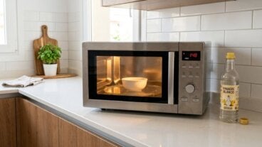Truco del vinagre en el microondas para eliminar restos de comida y malos olores