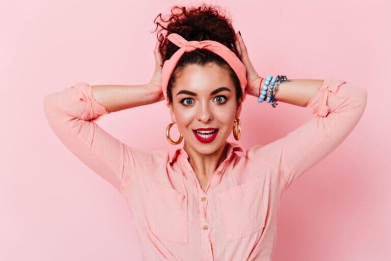 6 accesorios para dar estilo al cabello rizado sin aplastar su volumen