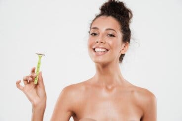 ¿Te depilas con cuchilla la zona íntima? Así puedes reducir la irritación