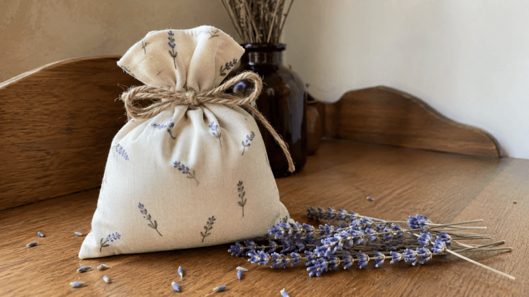 Como hacer una bolsita de lavanda que perfuma tu almohada y reconforta tus noches