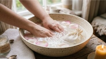 Manos cansadas al final del día: 4 ingredientes para un baño tibio, aromático y reconfortante