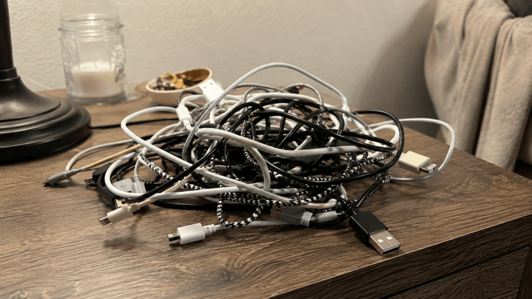 ¿Cómo guardar cargadores para evitar nudos y cables sueltos?