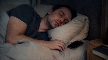 Dormir con el celular en la cama: 5 razones para no hacerlo