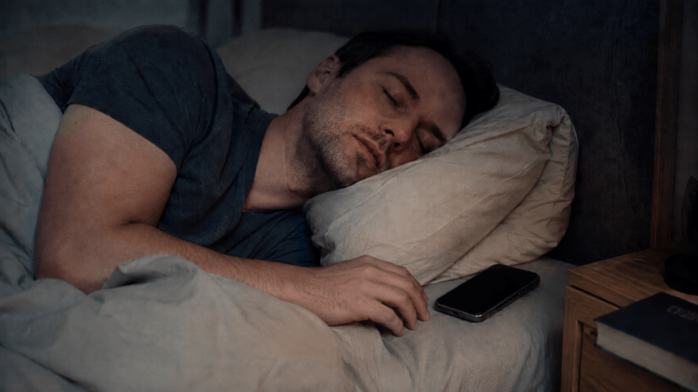 Dormir con el celular en la cama: 5 razones para no hacerlo