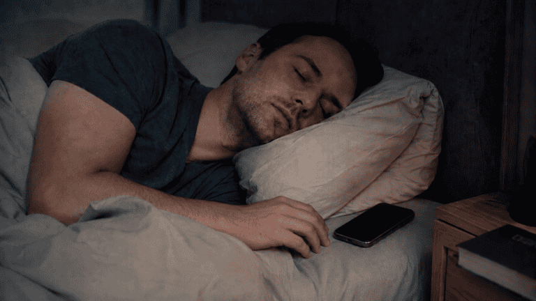 Dormir con el celular en la cama: 5 razones para no hacerlo
