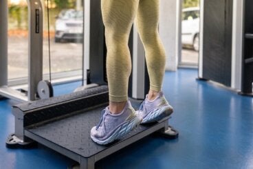5 ejercicios que puedes añadir a tu rutina de pierna para fortalecer gemelos y sóleo