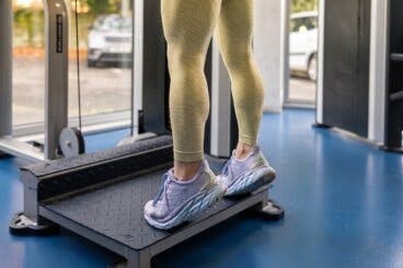 5 ejercicios que puedes añadir a tu rutina de pierna para fortalecer gemelos y sóleo