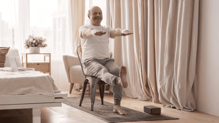 6 ejercicios en silla para trabajar muslos, pantorrillas y caderas (ideales si tienes más de 60)