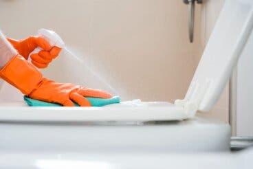 8 trucos rápidos para quitar el mal olor del baño y evitar que vuelva
